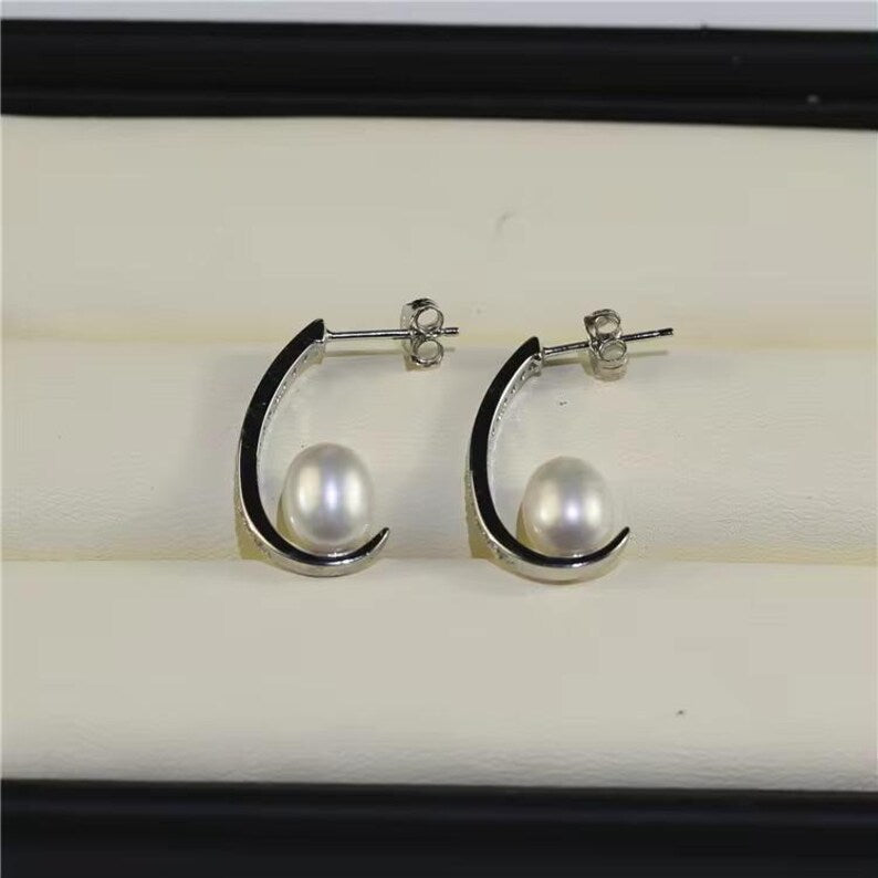 Classic Pearl and Diamond Stud Earrings – Timeless Elegance