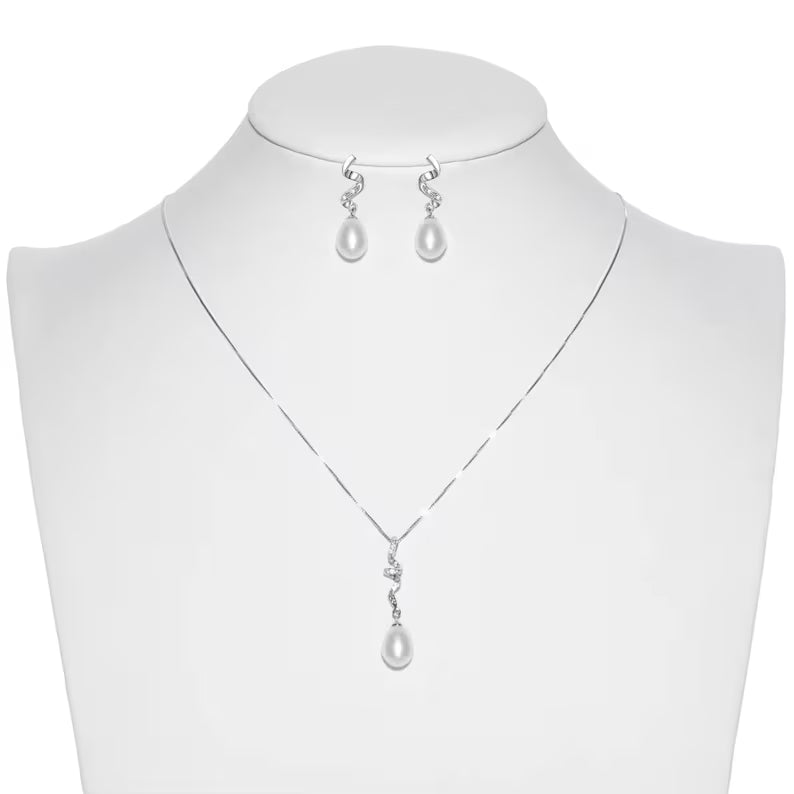 Full view of 22 cm silver necklace featuring a 3 cm pearl pendant with modern twisted design

