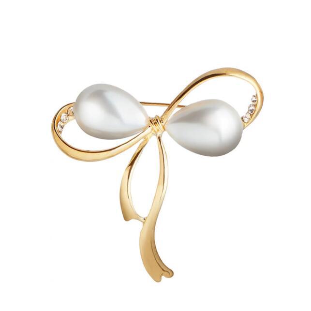 Elegant gold bow brooch with pearls