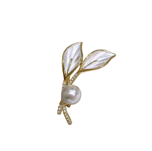 Elegant gold leaf brooch with pearl and crystals