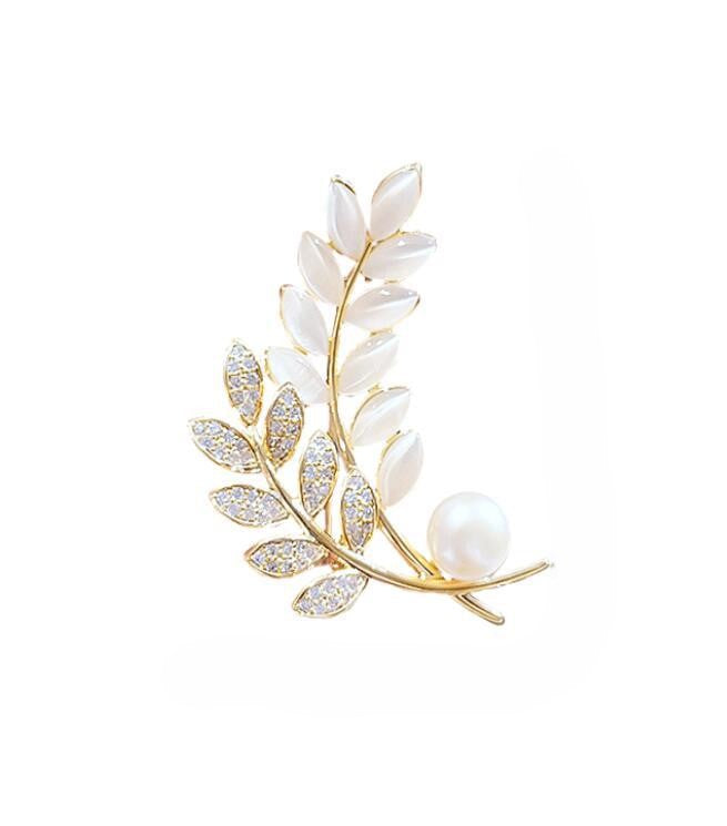Gold-plated leaf brooch with pearl and crystals

