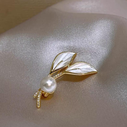 Luxury gold leaf pin with pearl accent