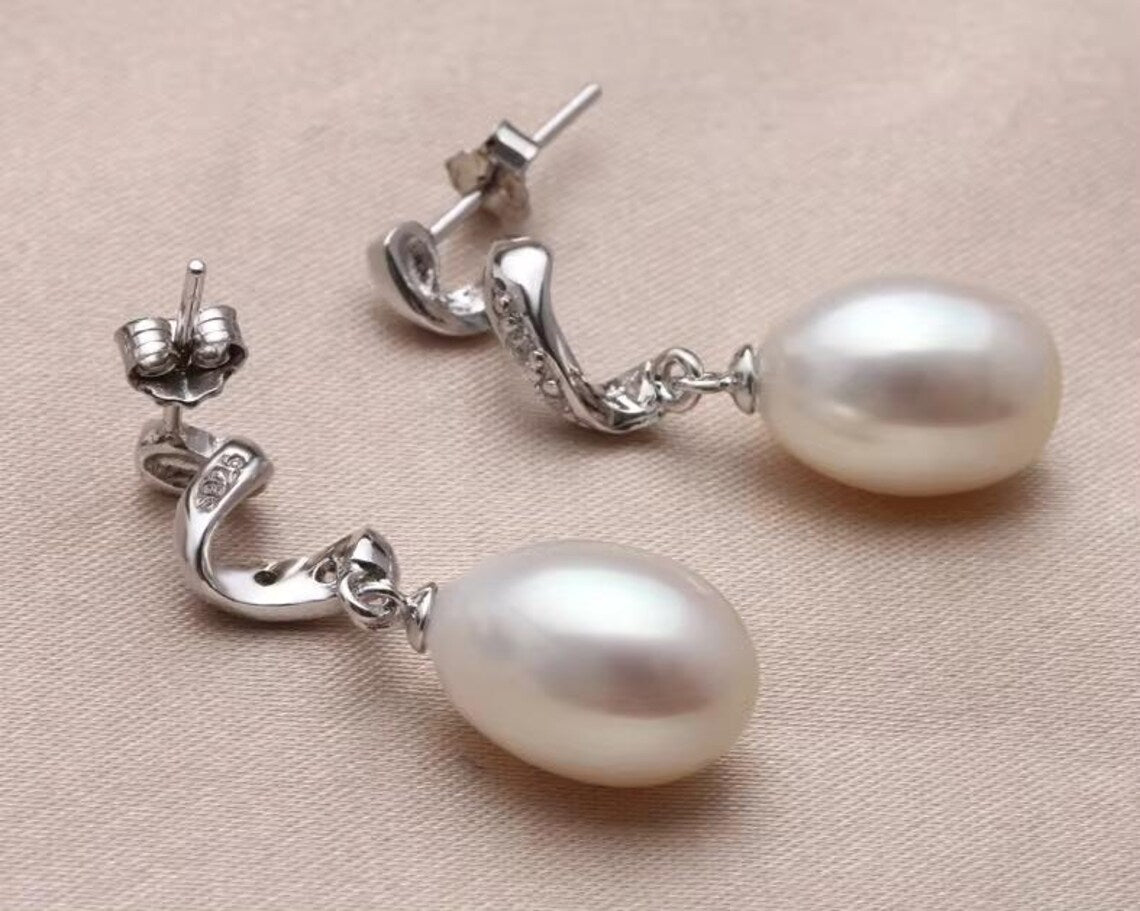 Detail of 925 silver necklace chain and clasp for pearl pendant set

