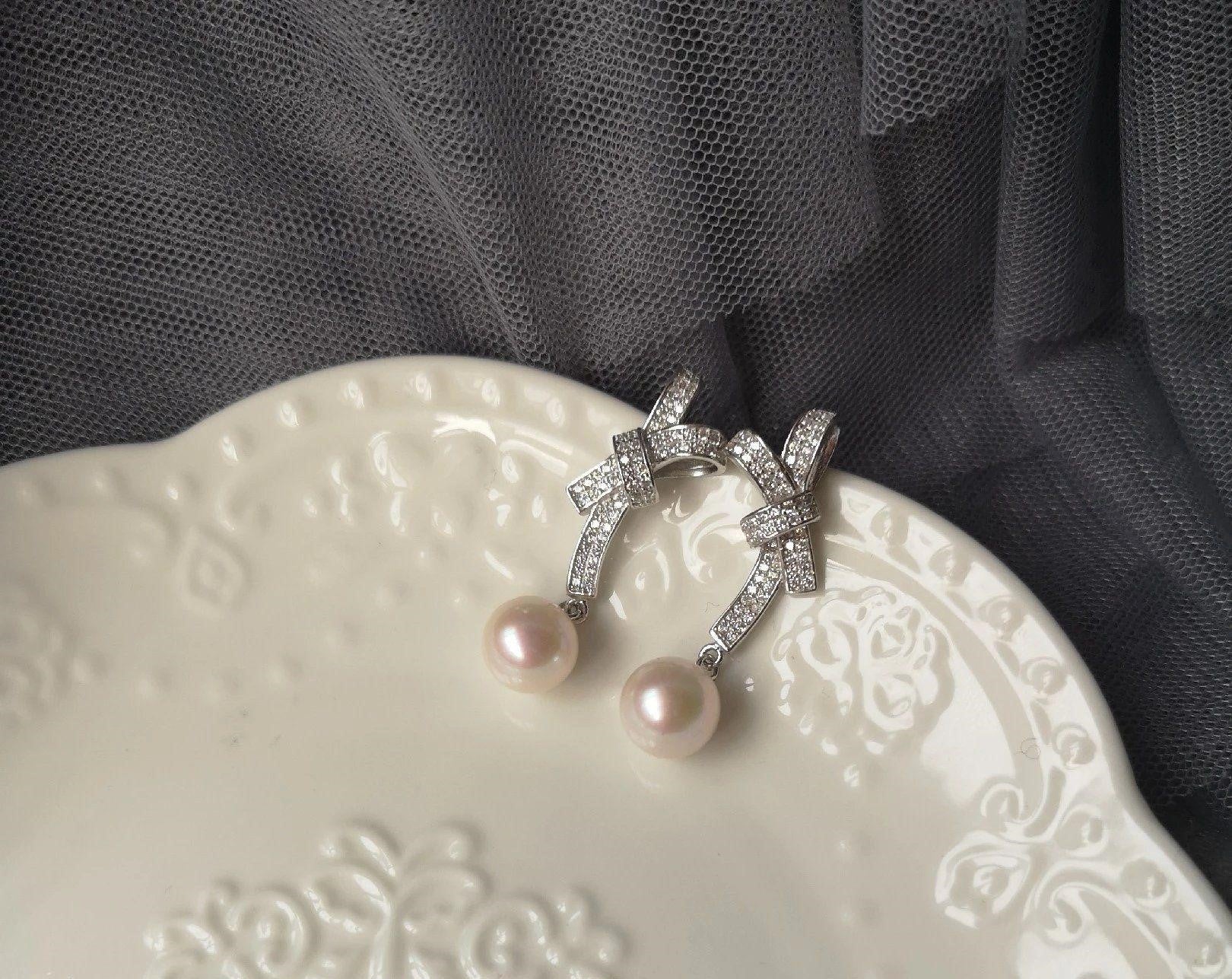 Elegant bridal earrings with bow design